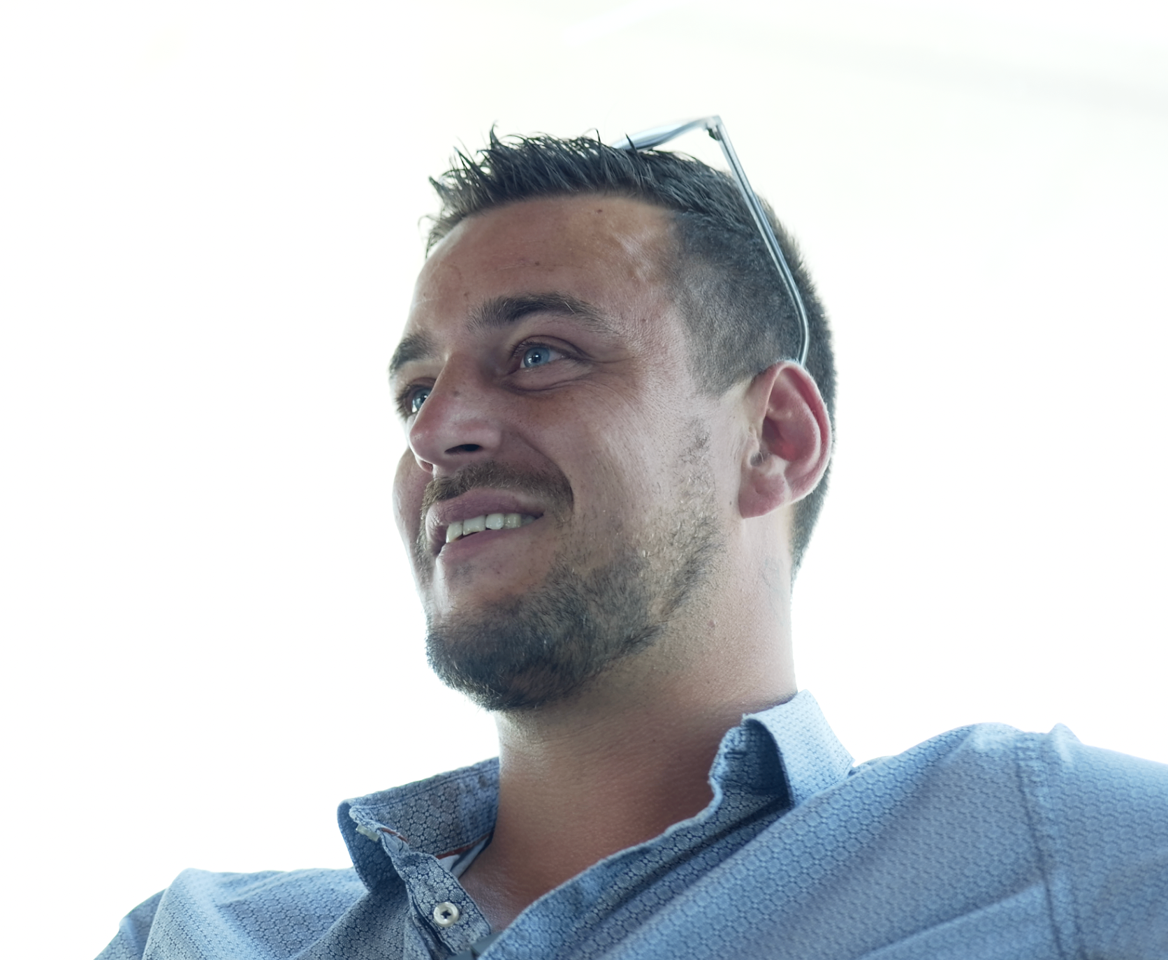 Portrait rapproché d'Hugo en chemise bleue