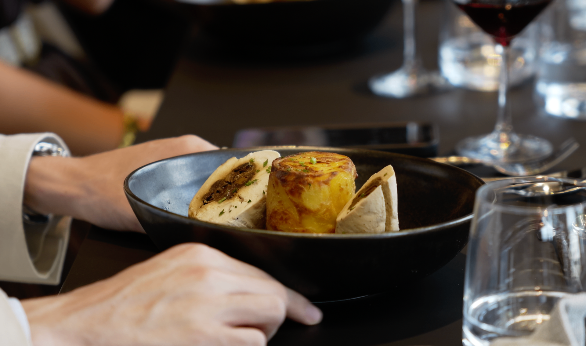 Assiette servie pendant le déjeuner gastronomique