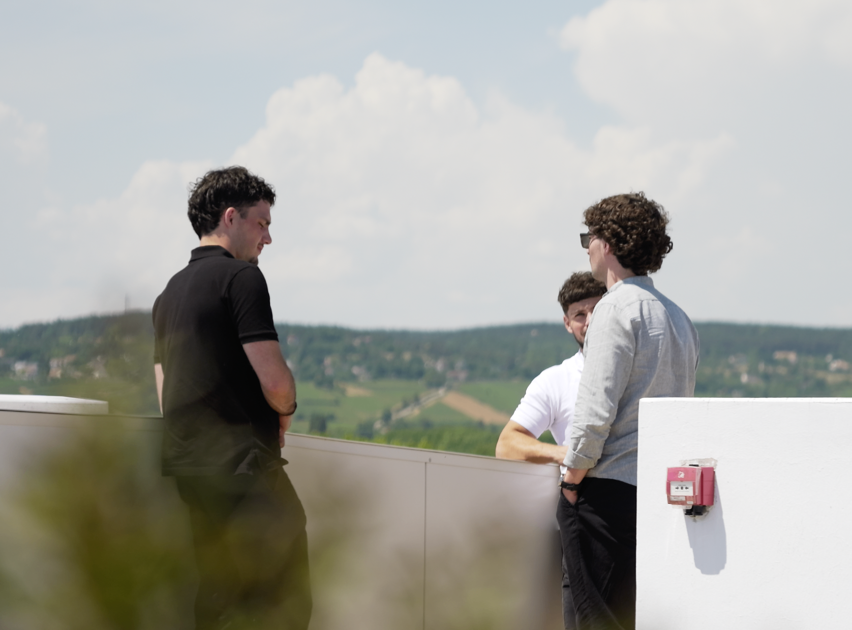 Discussion entre membres sur le rooftop avec vue dégagée