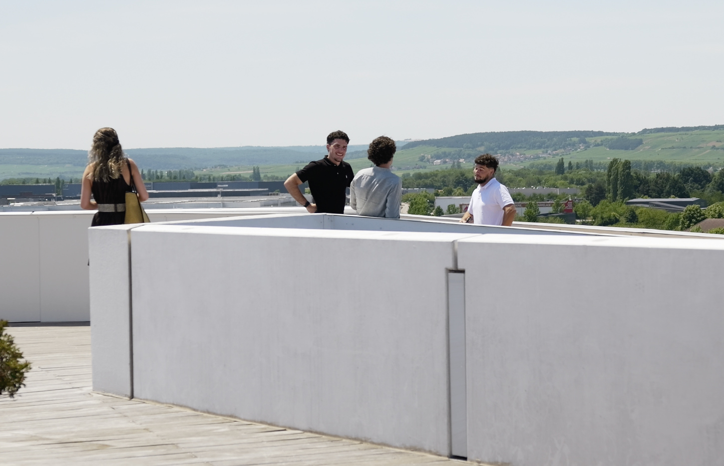 Groupe de membres sur le rooftop avec vue sur les vignes