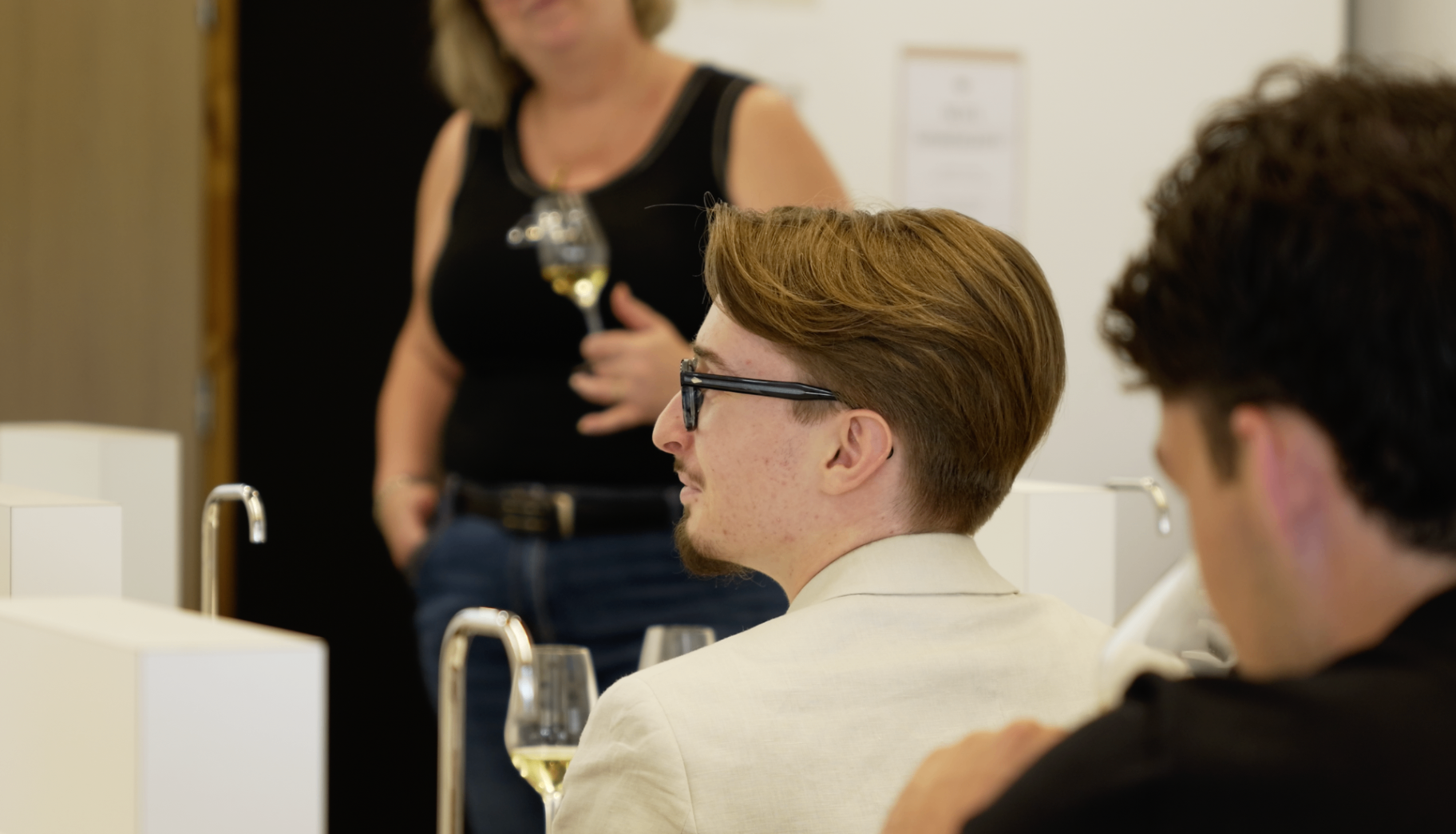 Membre en blazer blanc écoutant la présentation de profil