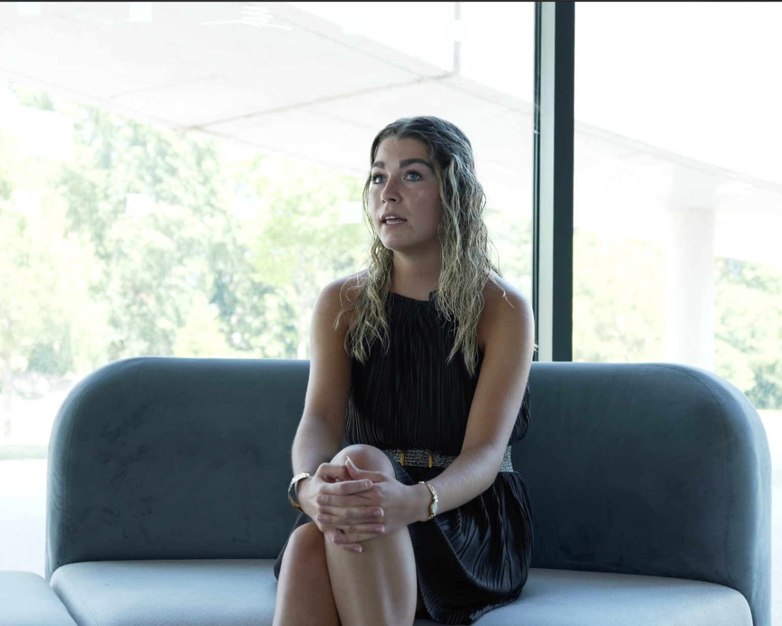 Portrait d'une membre assise sur canapé lors de l'interview