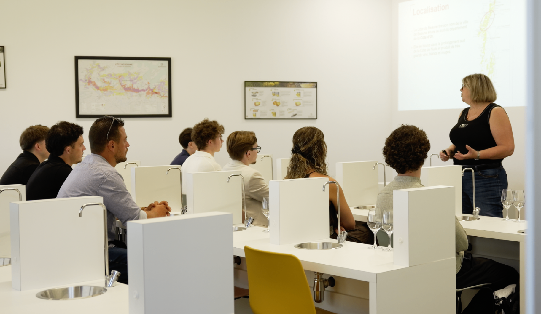 Vue large de la masterclass avec l'intervenante face au groupe
