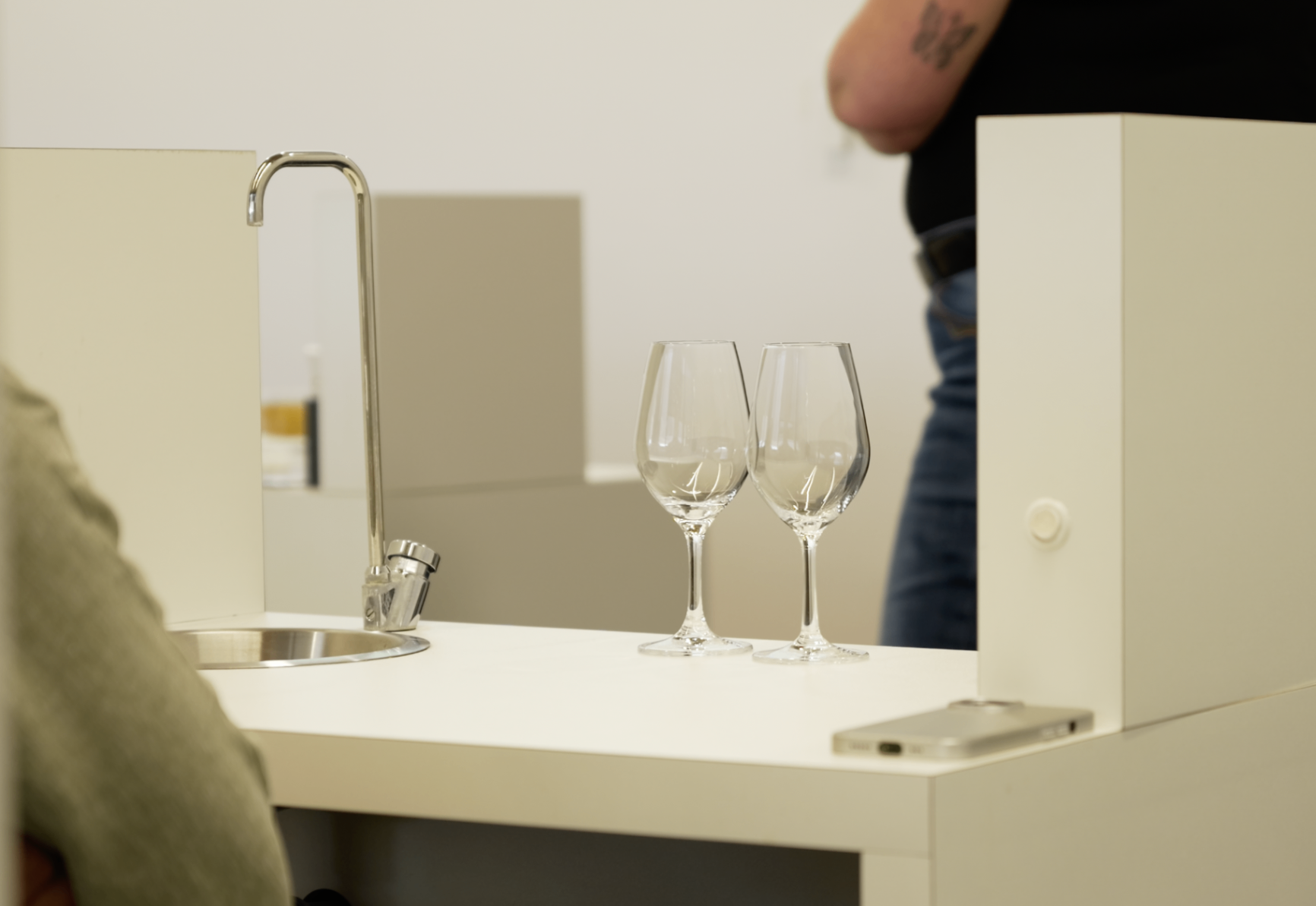 Détail des verres vides posés avant la dégustation
