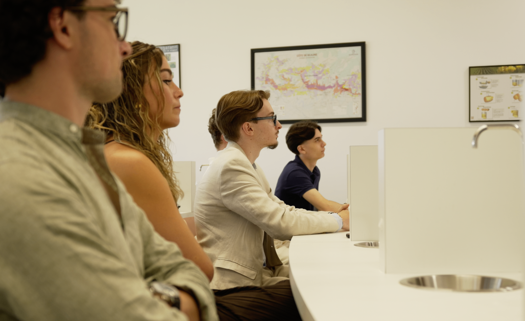Rangée de membres de profil pendant la masterclass