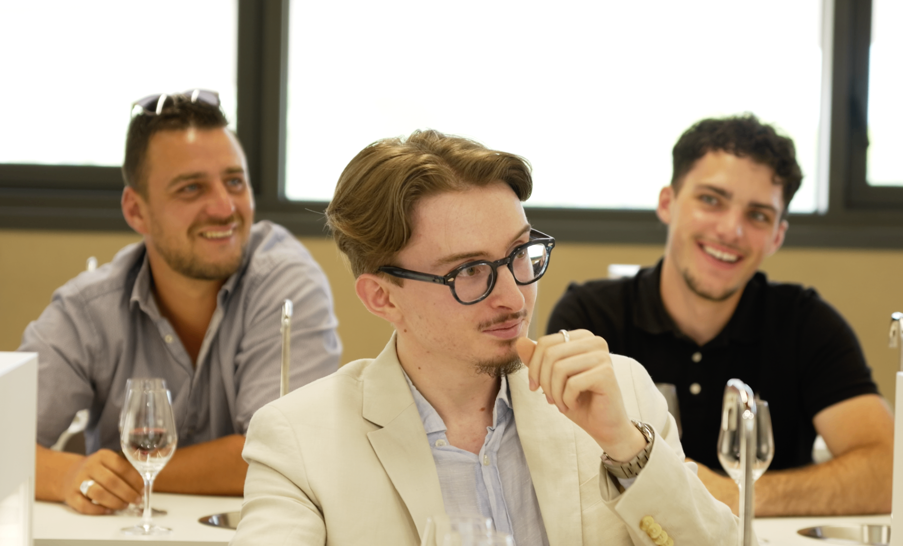 Groupe de membres assis pendant la masterclass de dégustation
