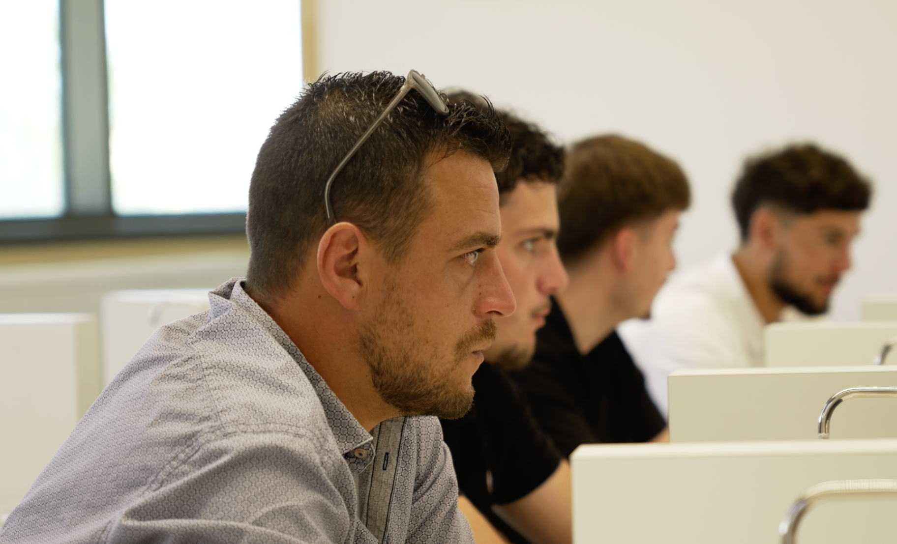 Ligne de membres concentrés pendant la session de dégustation
