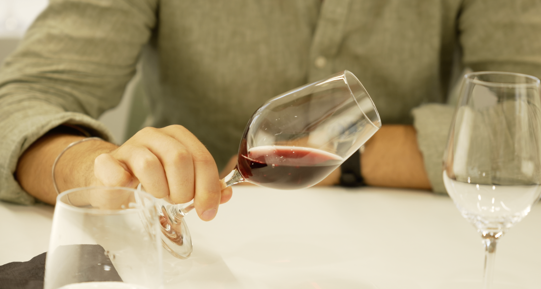 Main tenant un verre de vin rouge pendant la dégustation