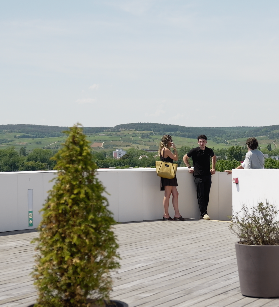 Échange entre membres sur le rooftop pendant l'événement