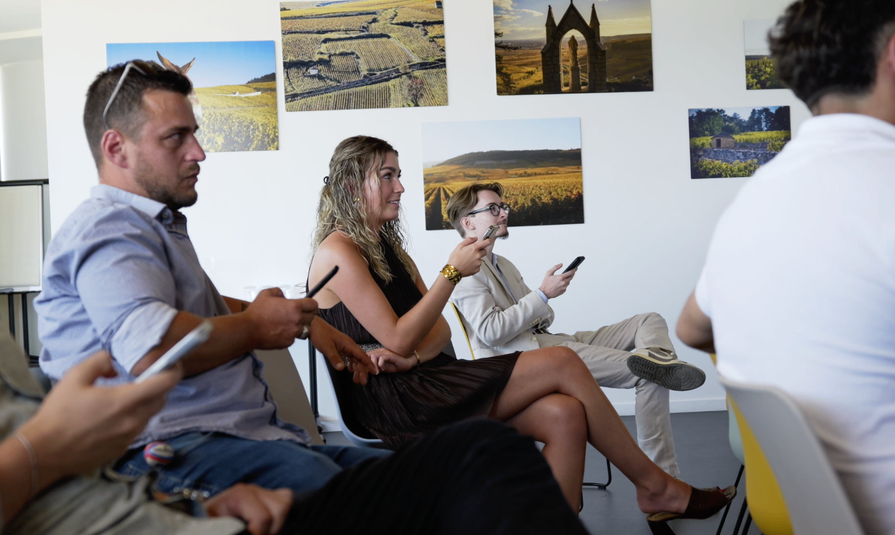 Scène de dégustation en salle avec plusieurs membres