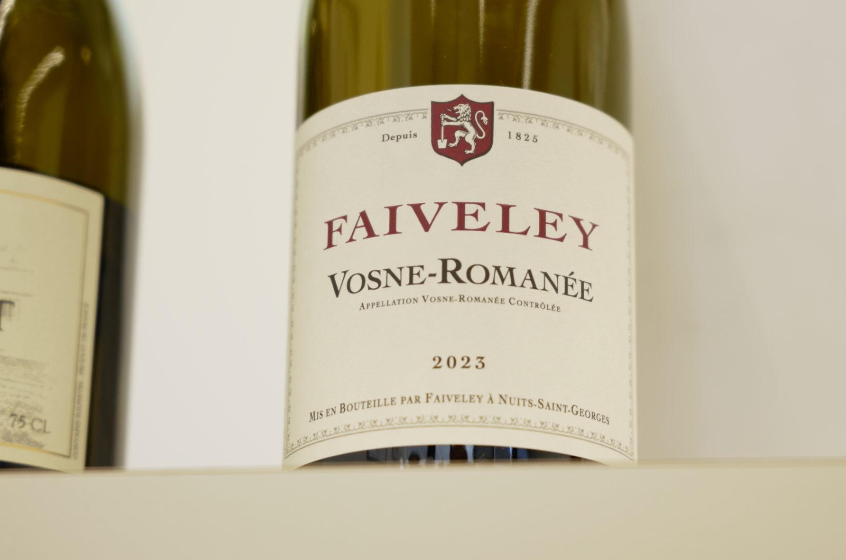 Bouteille Faiveley Vosne-Romanée 2023 en gros plan