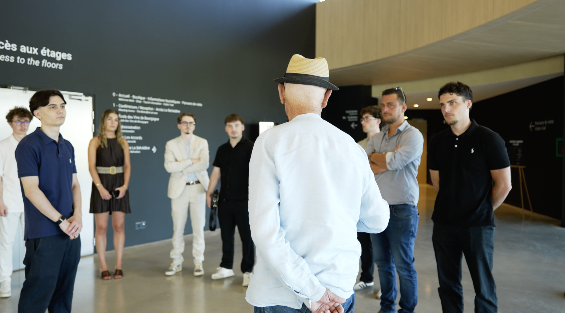 Groupe de membres écoutant l'accueil avant la masterclass