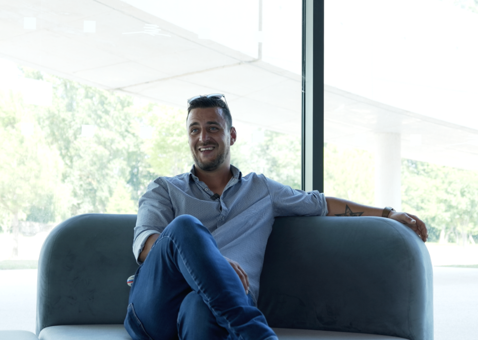 Portrait d'Hugo souriant sur canapé