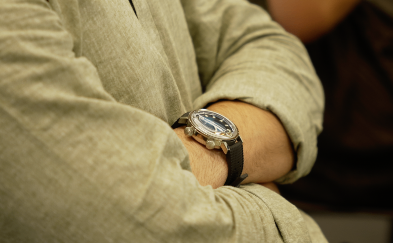 Détail d'une montre portée avec chemise en lin pendant la session