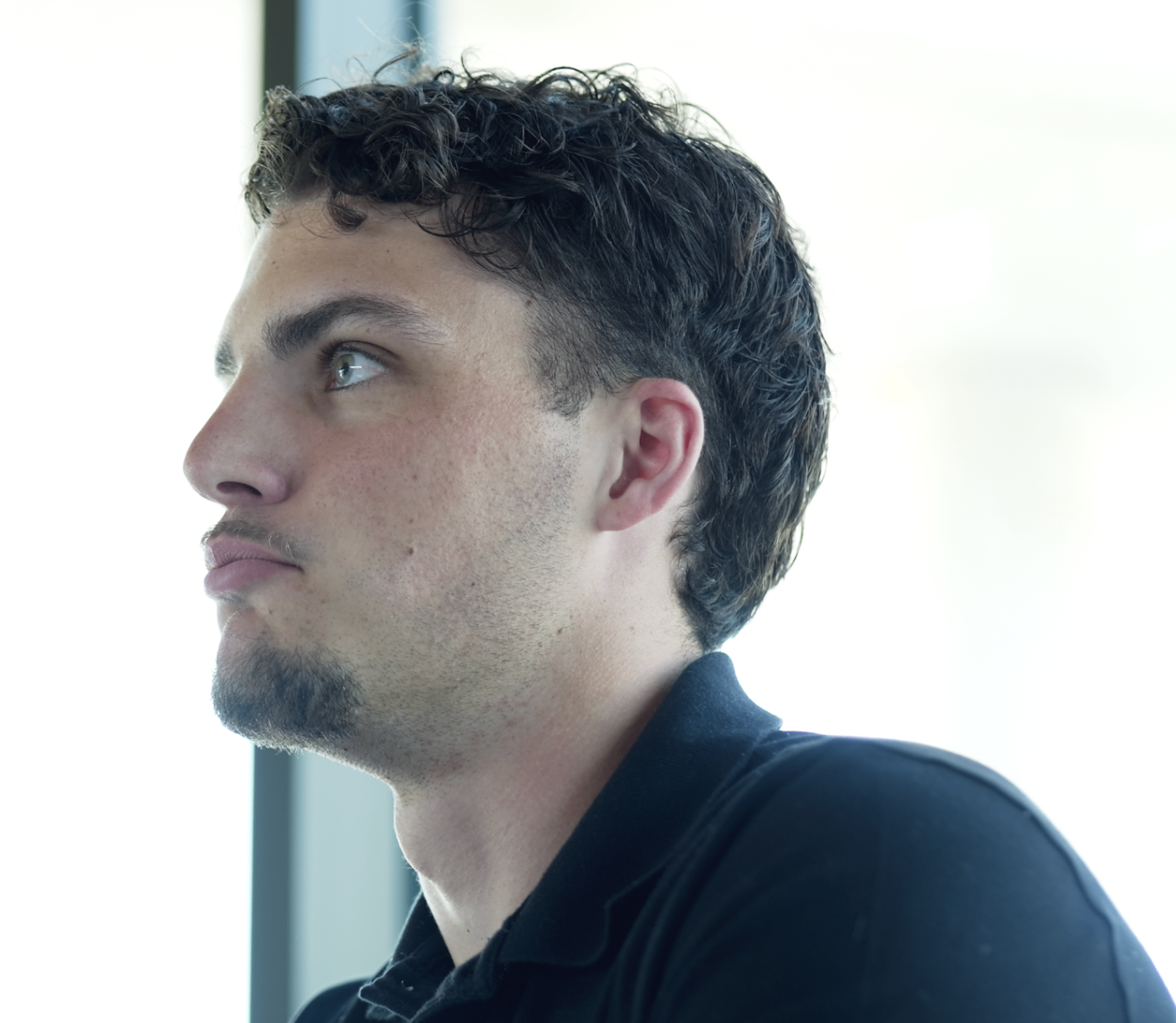 Portrait profil d'un membre en polo noir