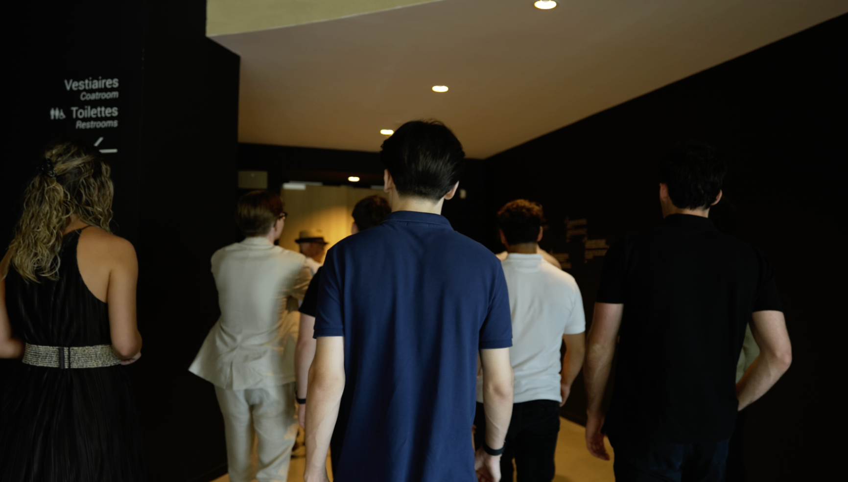 Membres marchant dans le couloir avant la session de dégustation