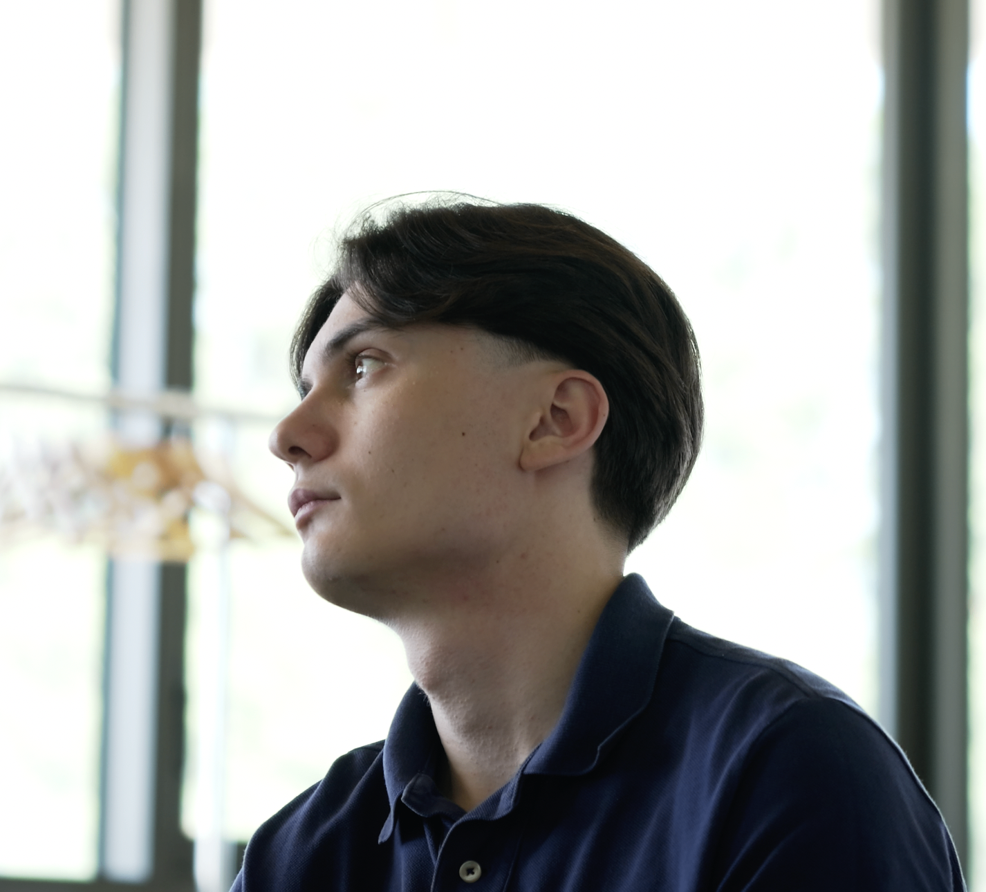 Portrait profil d'un membre en polo bleu