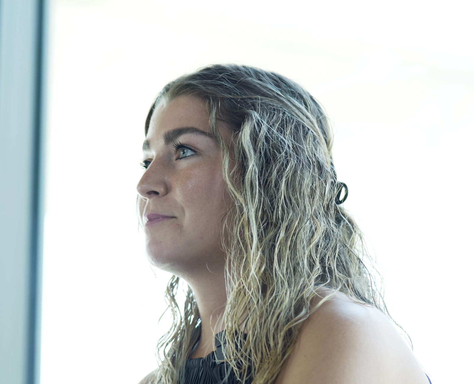 Portrait profil d'une membre blonde