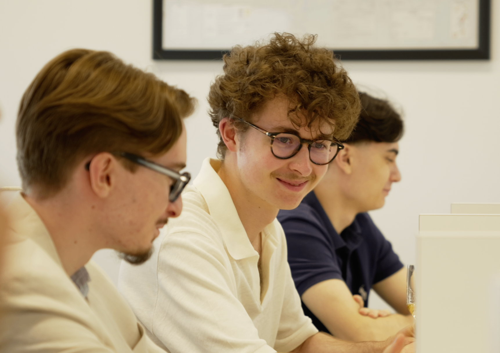 Trio de jeunes membres assis pendant la masterclass de dégustation