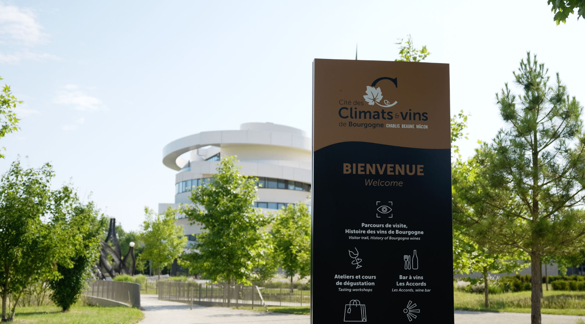 Totem d'accueil de la Cité des Climats et vins de Bourgogne à Beaune