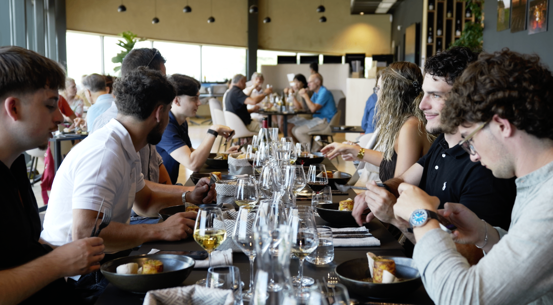 Grande tablée des membres pendant le repas
