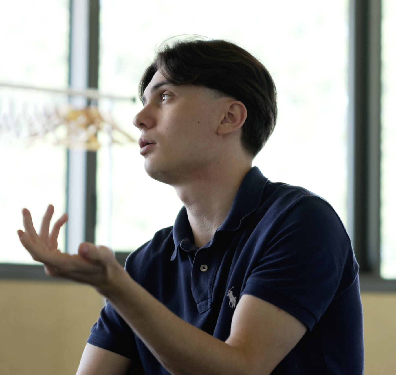 Portrait d'un membre en discussion avec la main levée