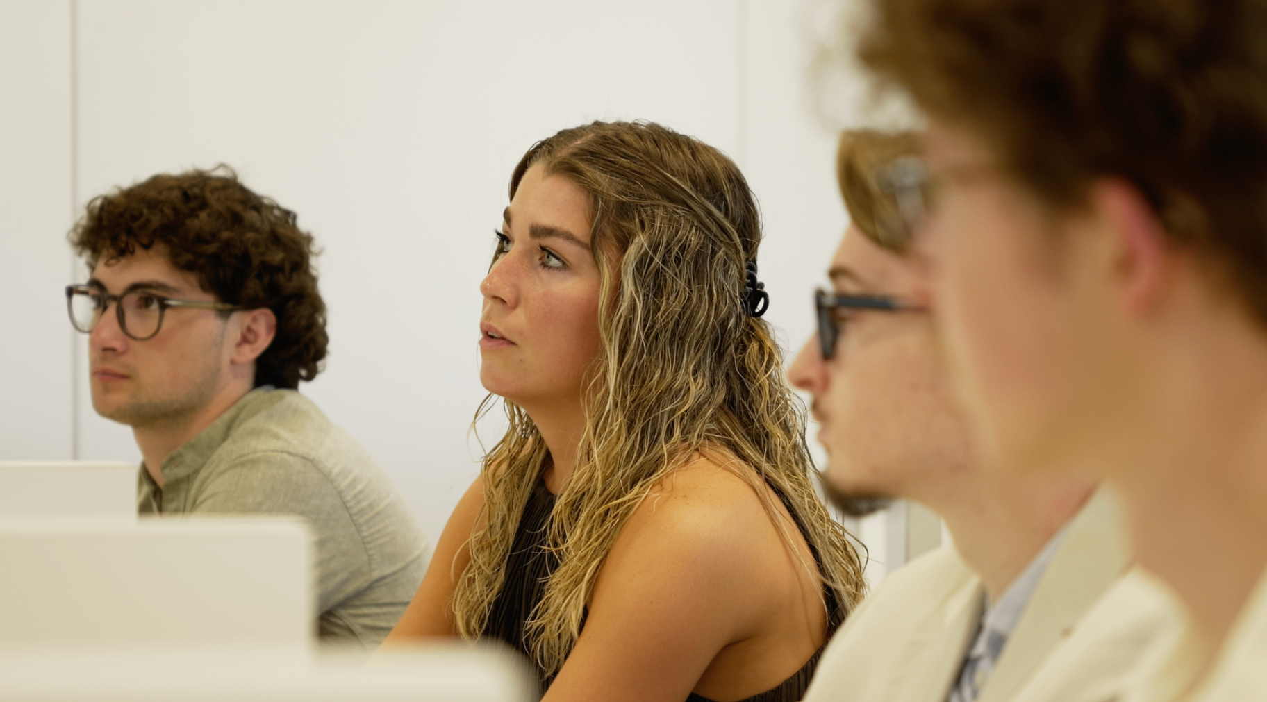 Scène de masterclass avec une membre au centre de l'échange