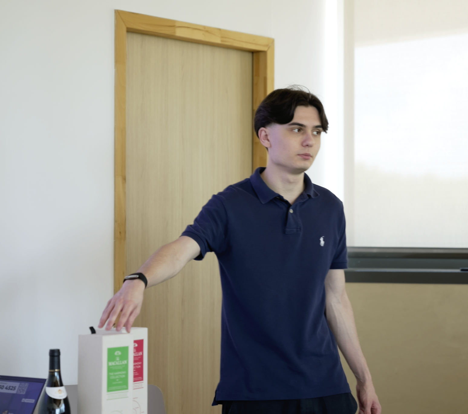 Membre en polo bleu debout pendant une présentation