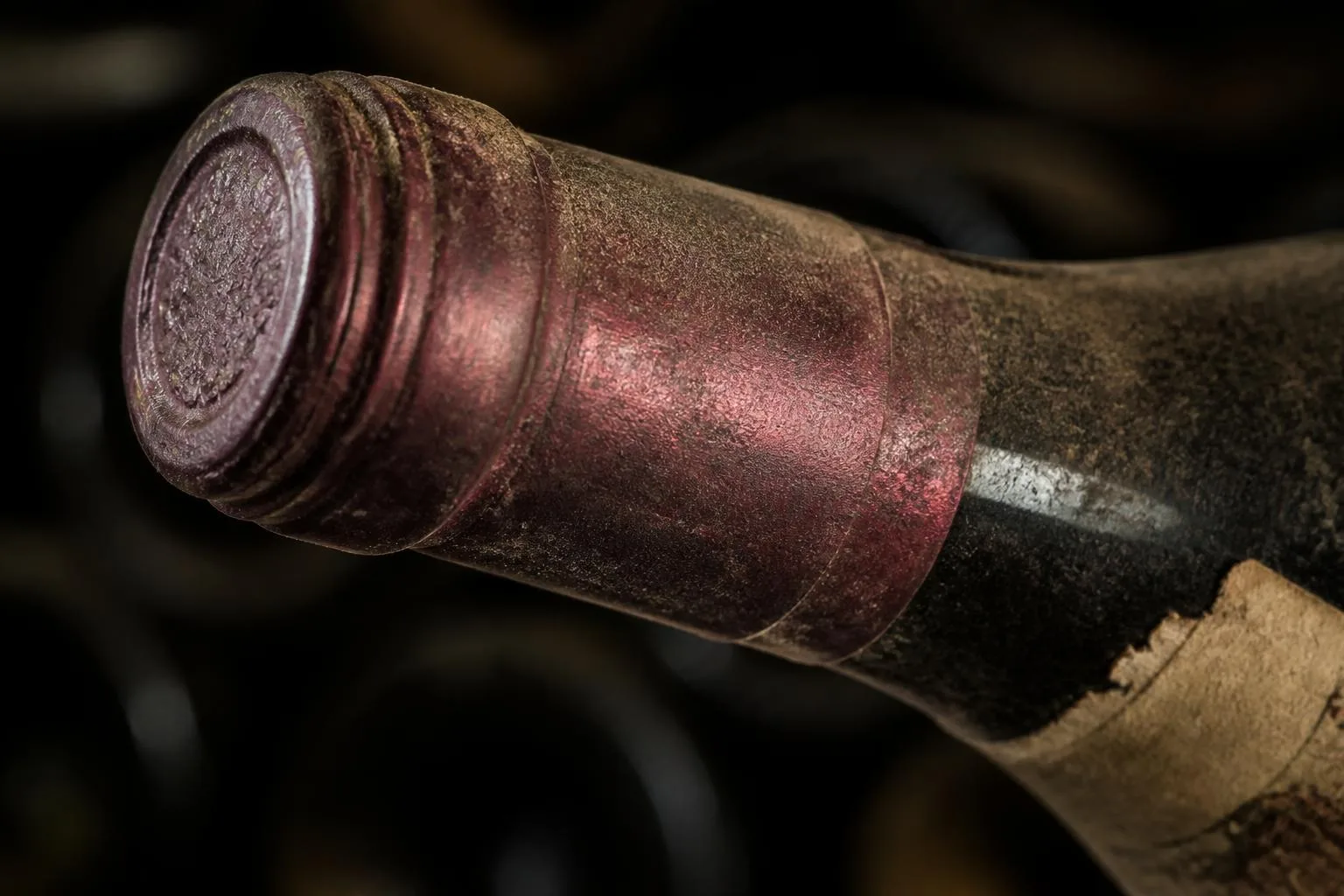 Examen de la capsule et de l'étiquette d'une bouteille de grand cru, vérification d'authenticité