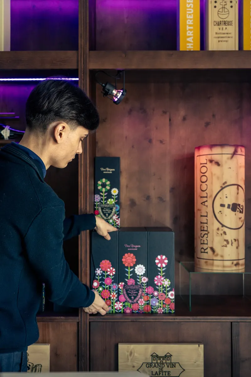 Hugo présentant un coffret Dom Pérignon Murakami