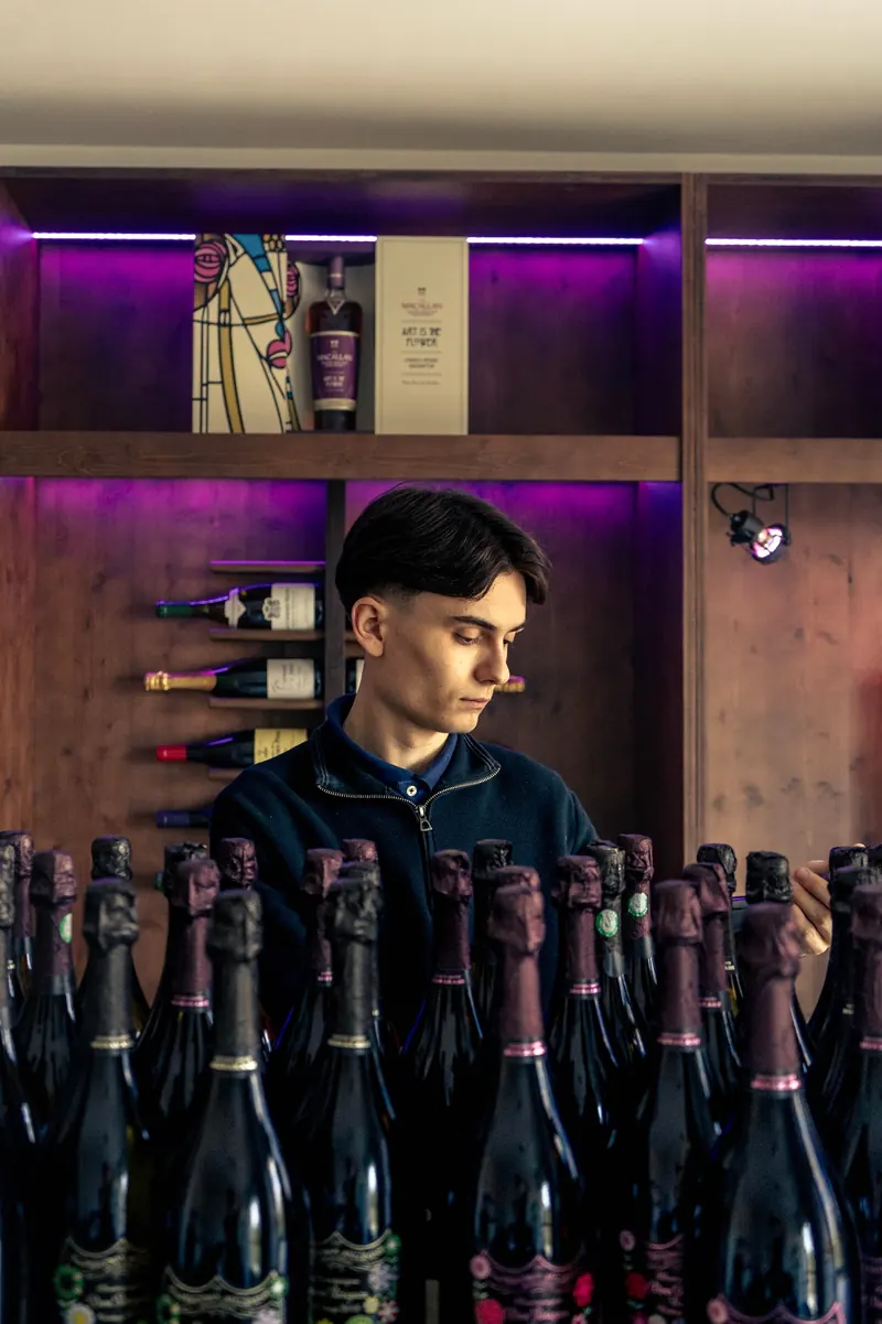 Hugo parmi les bouteilles Dom Pérignon