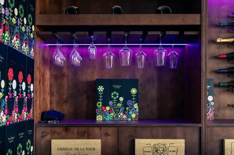 Cave - verres suspendus et coffret Dom Pérignon Murakami