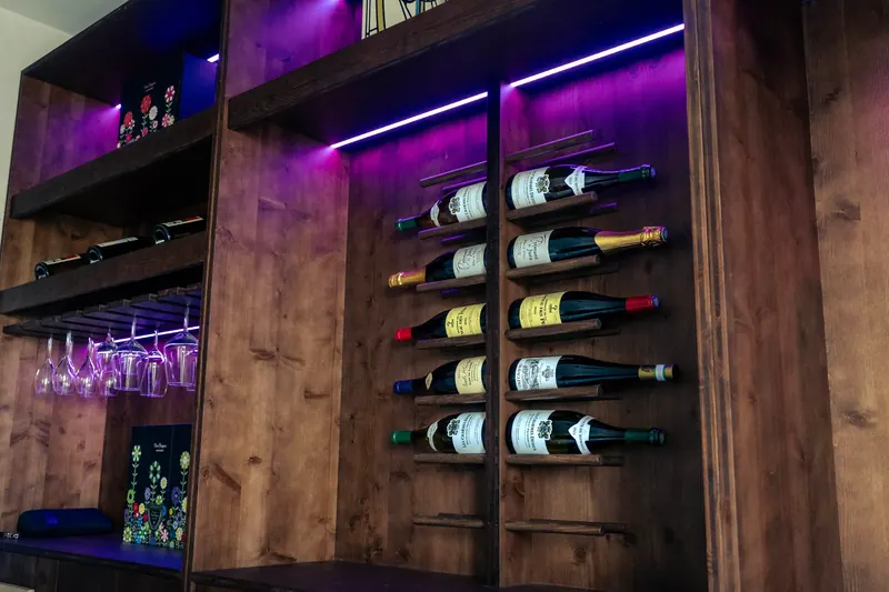 Cave - bouteilles couchées et verres