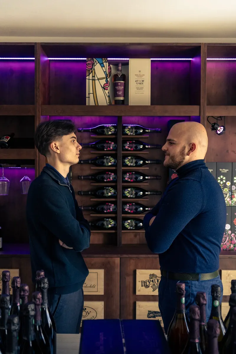 Hugo et associé devant la collection Dom Pérignon