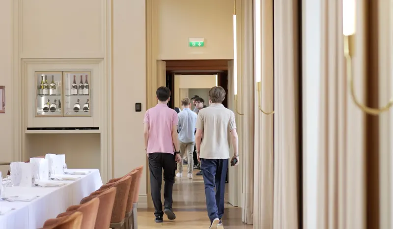 Membres traversant le château