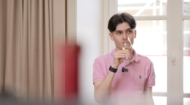 Hugo dégustant un vin blanc