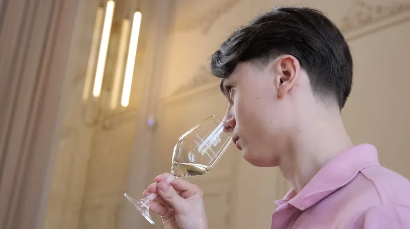Hugo dégustant au nez - Meursault