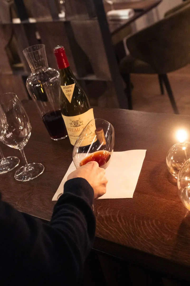 Service du vin - verre et bouteille