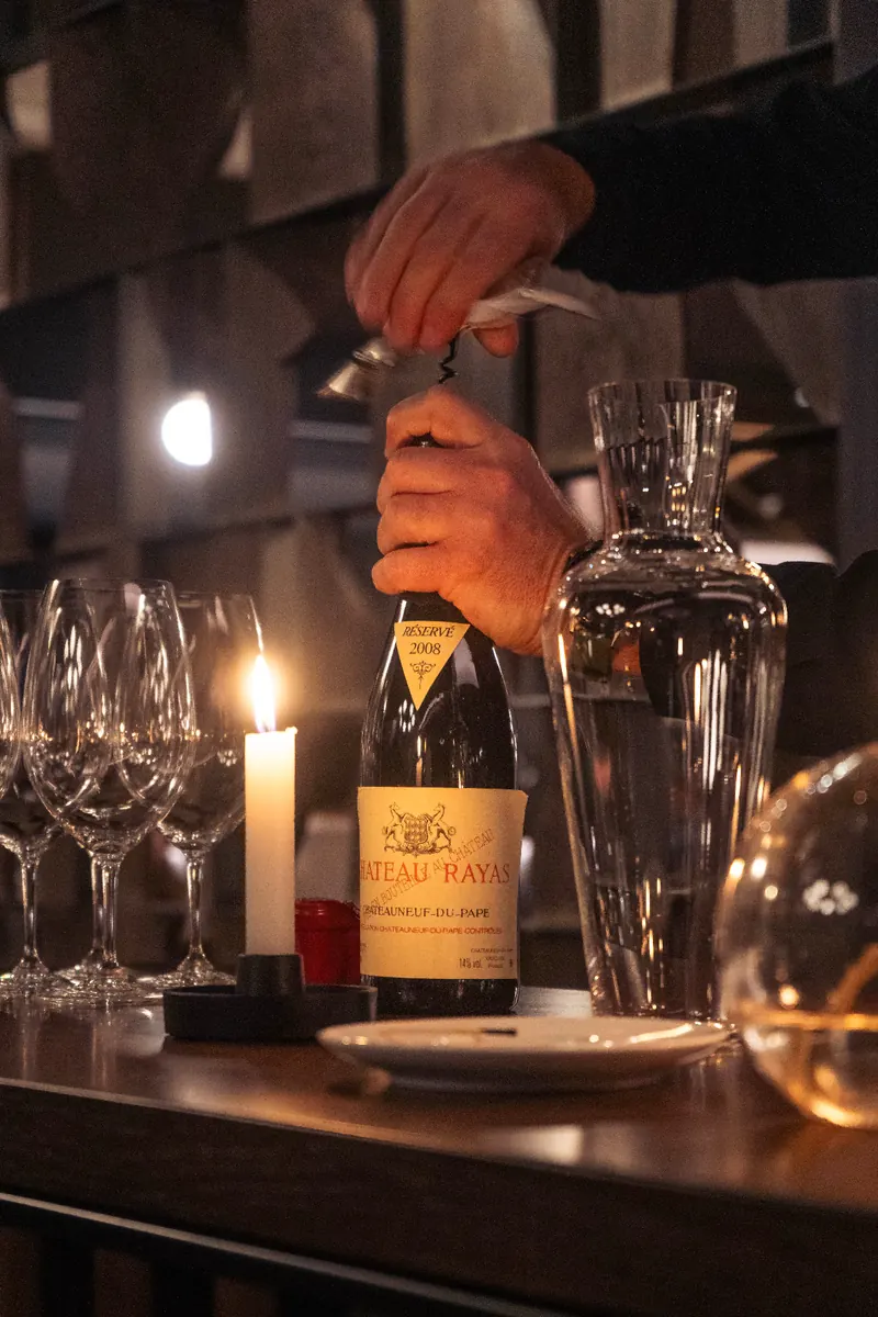 Ouverture au tire-bouchon - Château Rayas