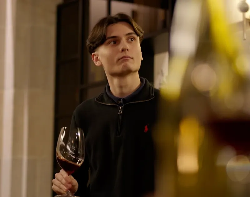 Membre tenant un verre de Rayas